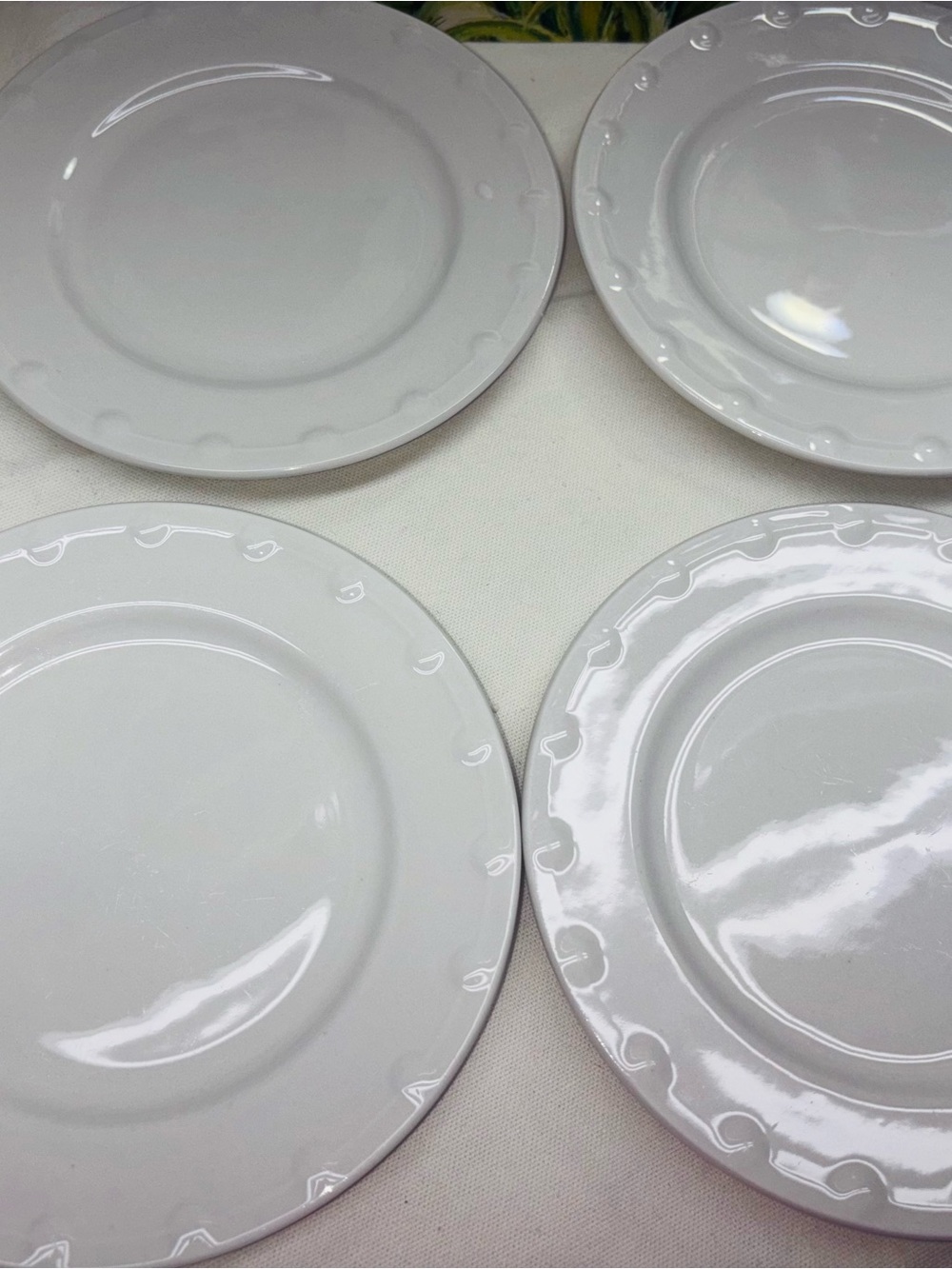 Oneida White Scalloped Rim Dinner Plates - Set of 4